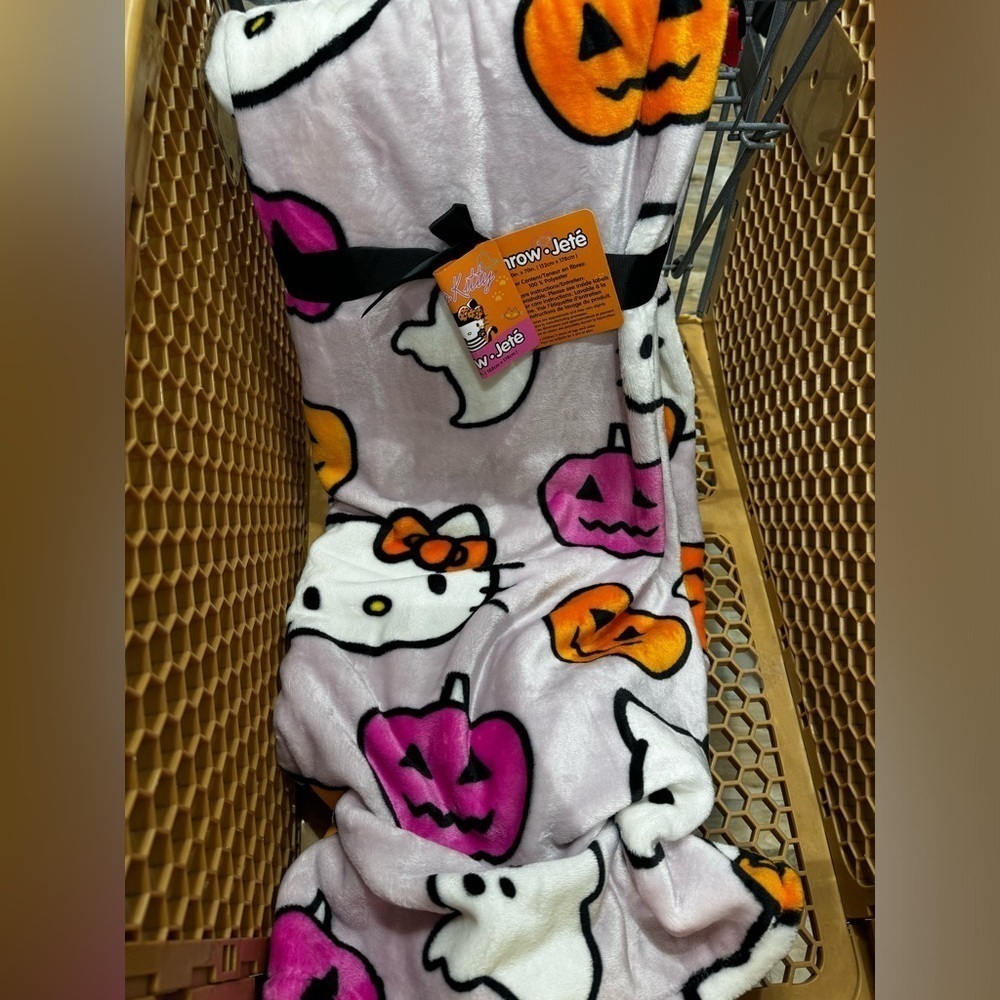Hello Kitty Halloween Pink Ghost & Pumpkin Blanket - Picture 3 of 4